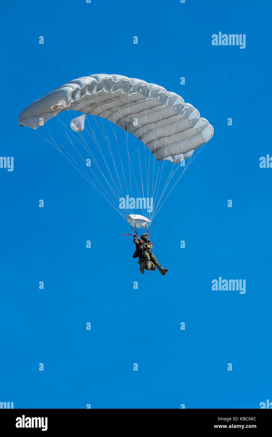 Airshow Festa Al cel Lleida, Barcelona - Spanien, Spanisch Airborne Brigade Fallschirm Stockfoto