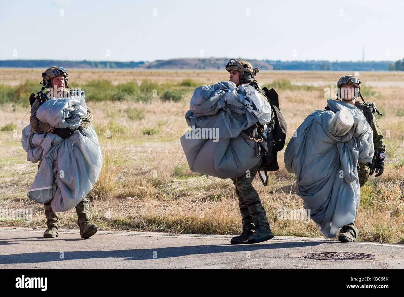 Airshow Festa Al cel Lleida, Barcelona - Spanien, Spanisch Airborne Brigade Fallschirm Stockfoto