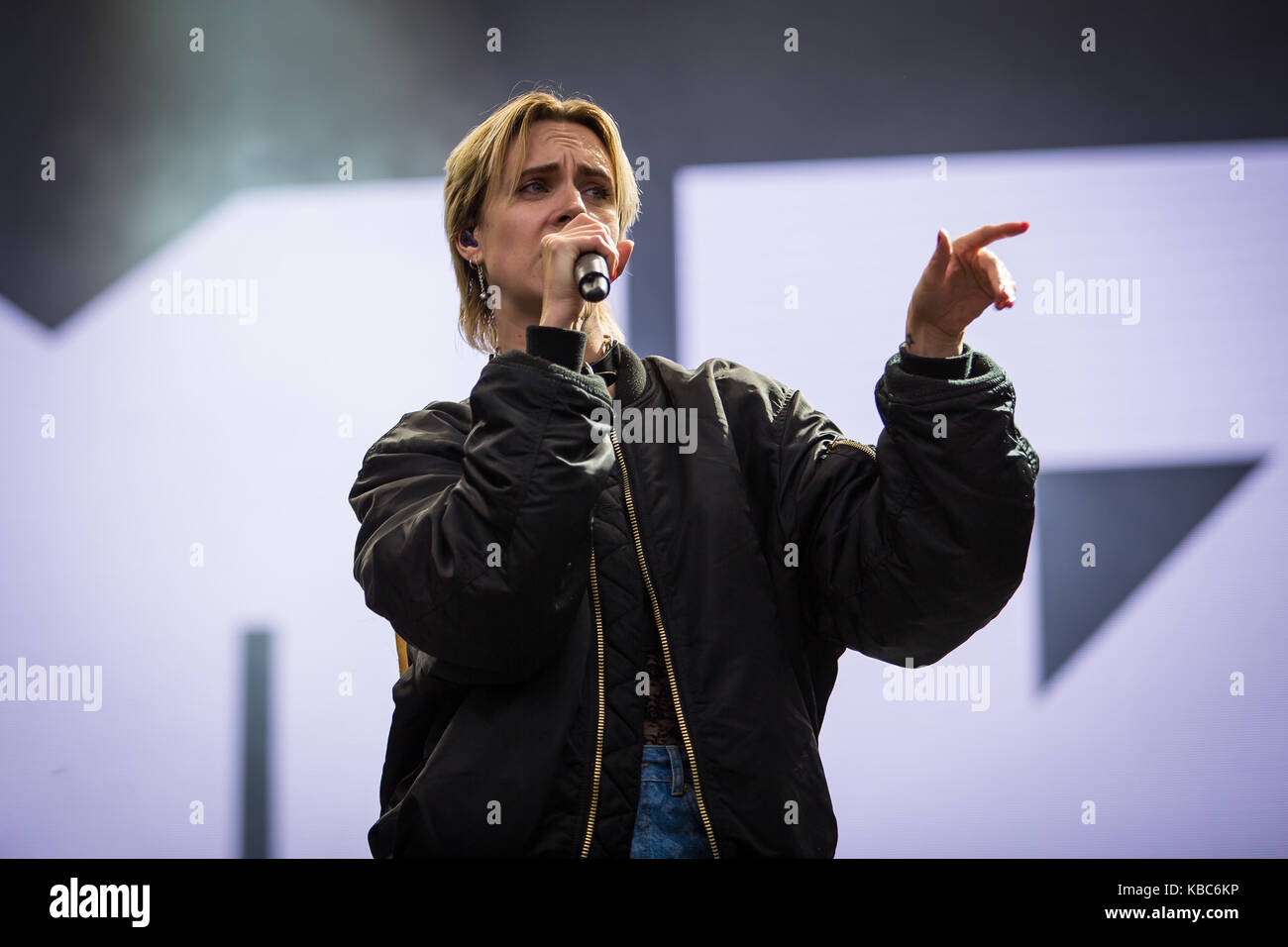 Norwegen, Oslo – 12. August 2017. Der dänische Sänger, Songwriter und Musiker MØ (manchmal geschrieben MO) tritt während des norwegischen Musikfestivals Øyafestivalen 2017 in Oslo auf. Stockfoto