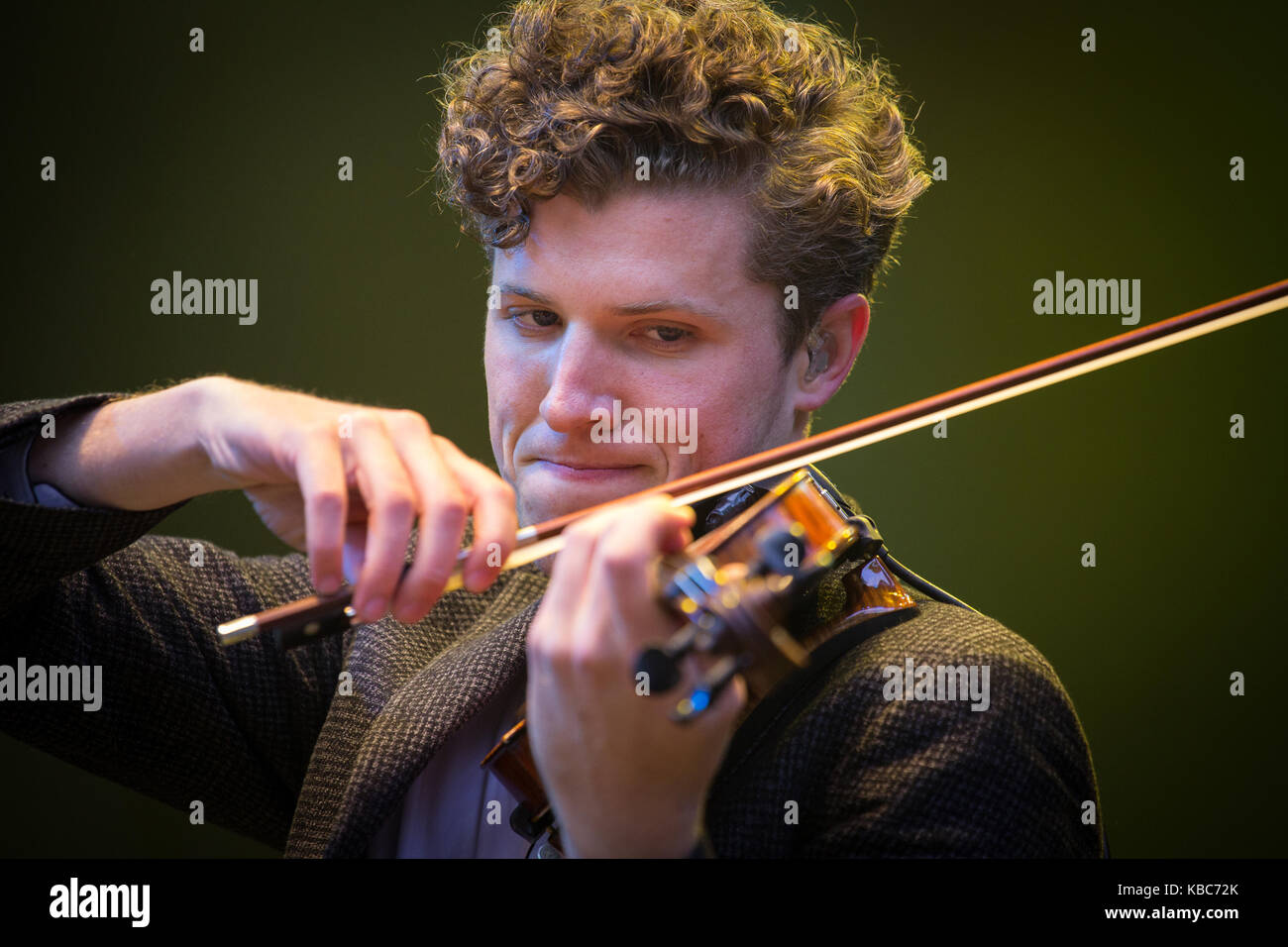 Die englische Rock- und Folk-Band Noah and the Whale spielt ein Live-Konzert beim norwegischen Musikfestival Bergenfest 2013. Hier ist der Geiger und Musiker Tom Hobden live auf der Bühne zu sehen. Norwegen, 14/06 2013. Stockfoto