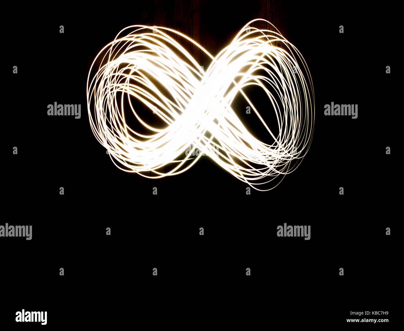 Abstrakte lange Belichtung des Infinity Symbol während der Nacht Stockfoto