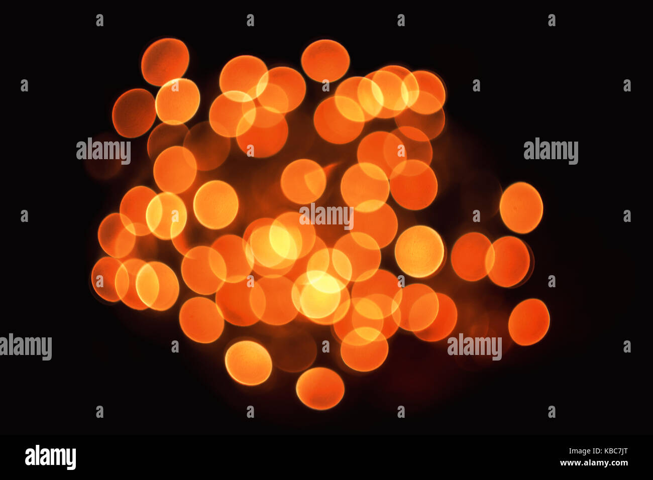 Abstrakte Nahaufnahme von Swirly defokussierten Orange Weihnachtsbeleuchtung mit Helios 44-2 Vintage Objektiv während der Nacht genommen Stockfoto