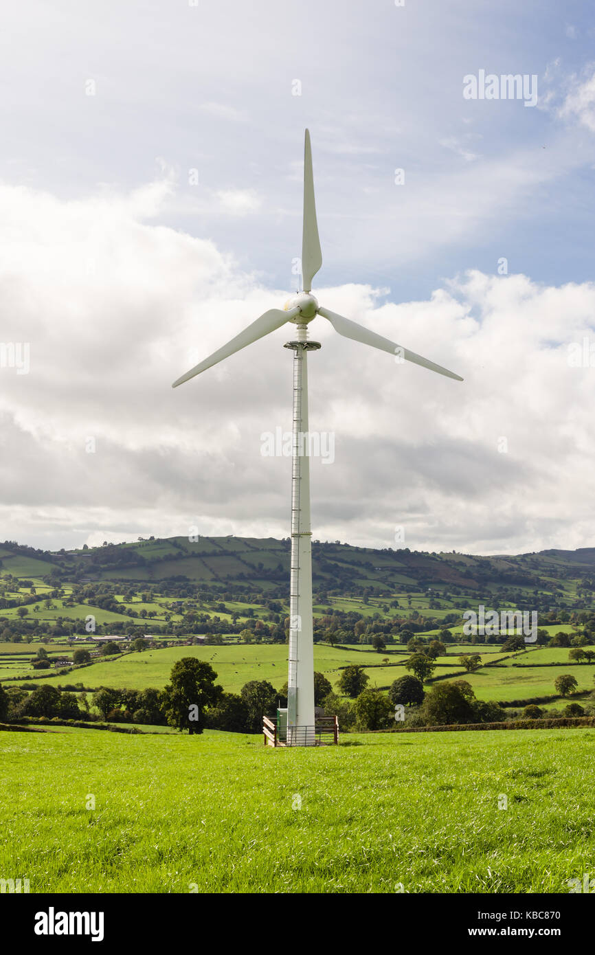 Windturbine, die sauberen, nachhaltigen Strom für einen landwirtschaftlichen Betrieb erzeugt In Powys North Wales Stockfoto
