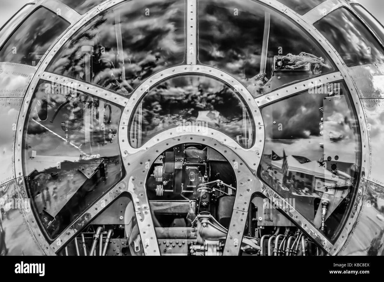Der Himmel vor einem Weltkrieg zwei Bomber Cockpit widerspiegelt. Stockfoto