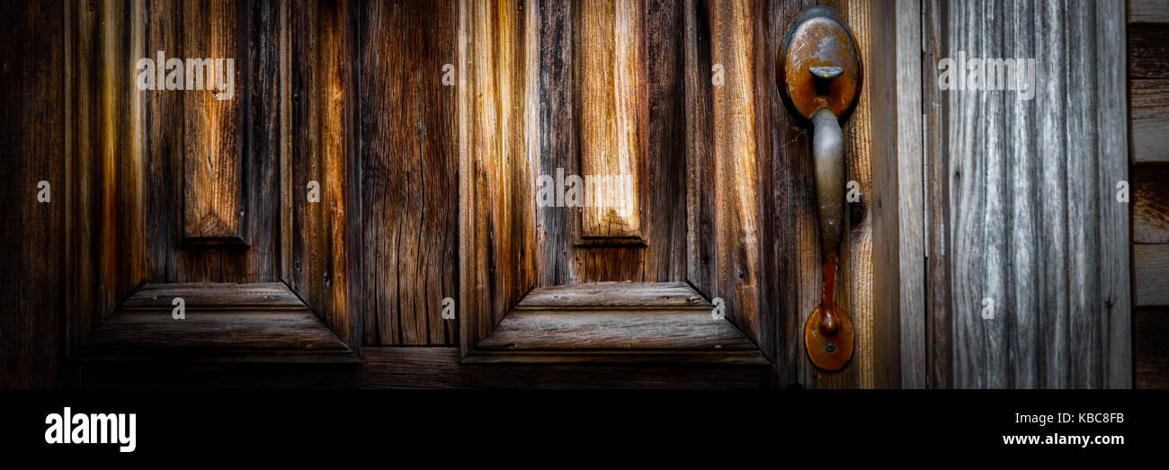 Der Griff und das Schloss sind die einzigen Dinge, die für diese alte Tür im Norden von Virginia gehen. Stockfoto