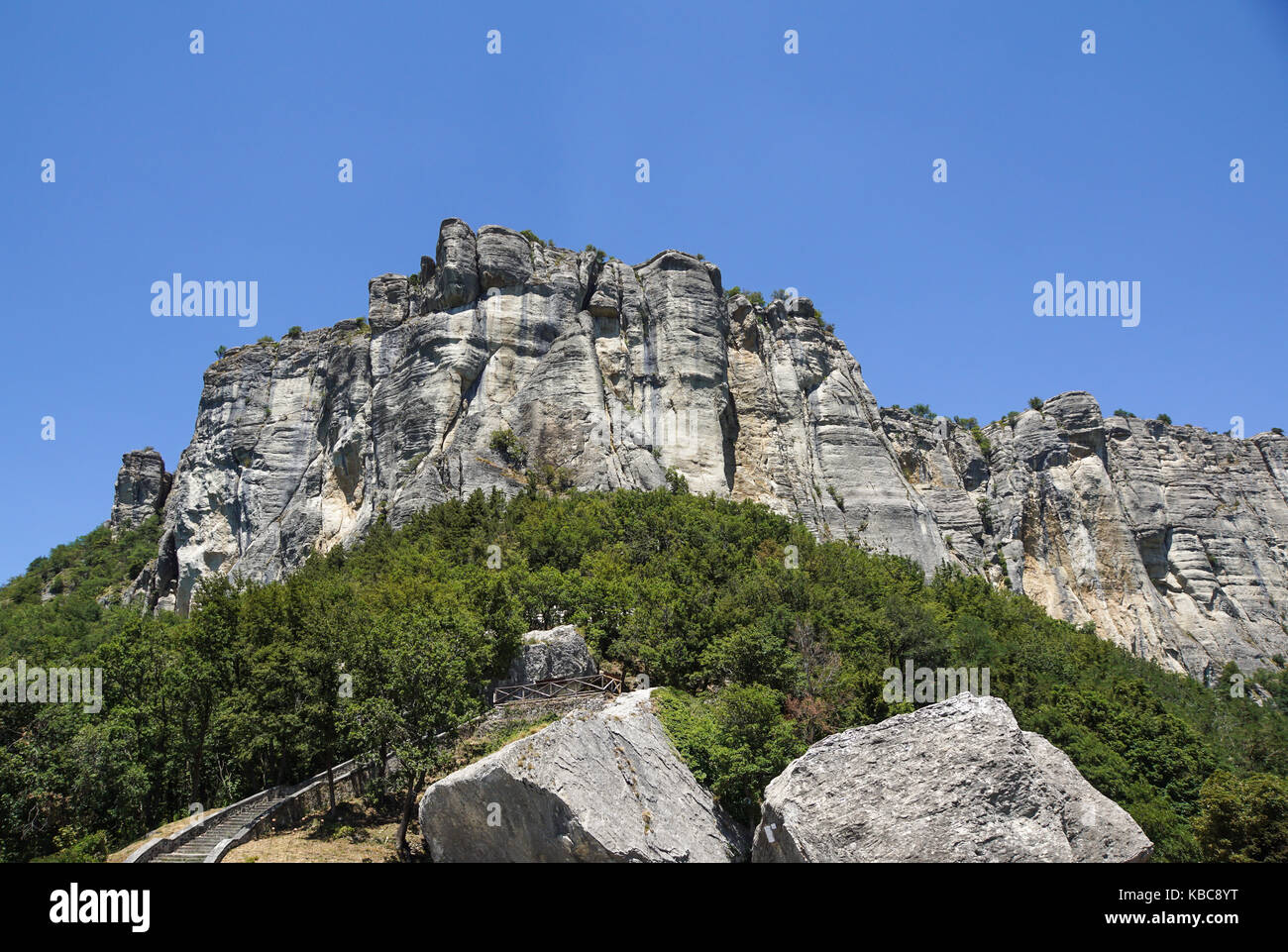 Riesige spitzen Steinen unter dem Rasen auf der Oberseite Bergwiesen in vertikalen Berglandschaft Stockfoto