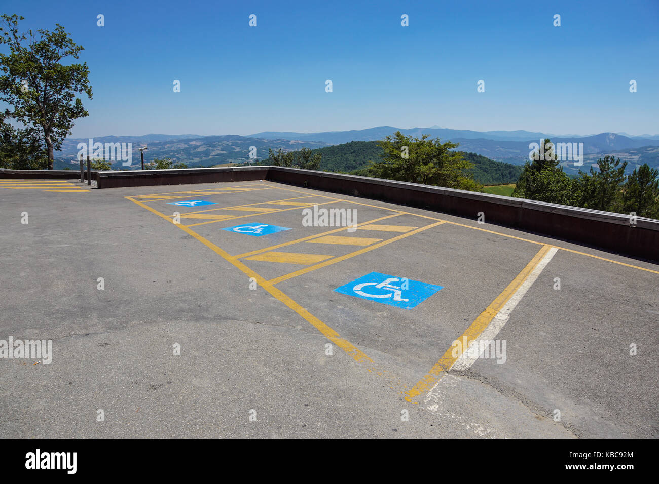 Parkplätze für die im Freien viel Deaktiviert für die Öffentlichkeit vorbehalten Stockfoto