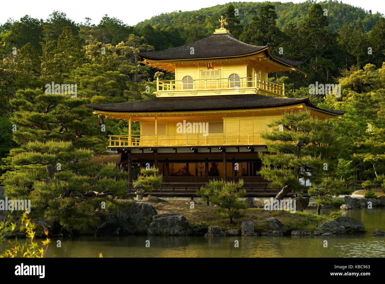 Golden Pavillon Kinkakuji einen buddhistischen Tempel im japanischen Garten im Sommer in Kyoto, Japan Stockfoto
