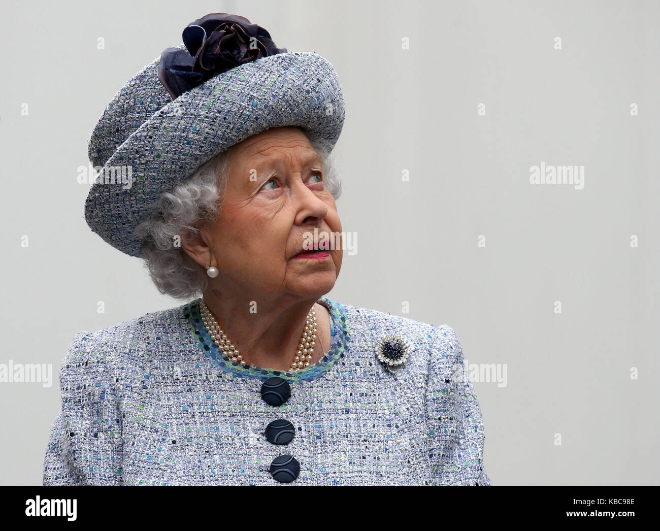 Königin Elizabeth II. Bei einem Besuch in Aberdeen Royal Infirmary die Robertson Familie Dachgarten zu öffnen und Patienten und Personal erfüllen. Stockfoto