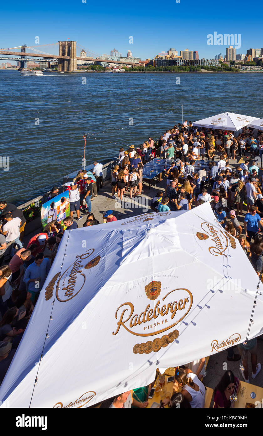 Summer Party am Pier 15 in Lower Manhattan mit Brooklyn Waterfront. New York City Stockfoto