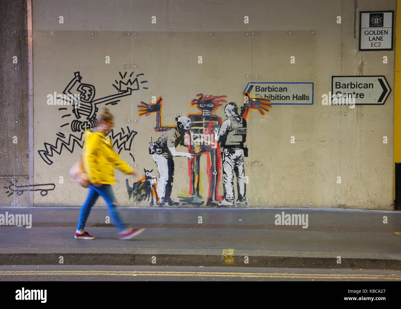 Dame vorbei Banksy Basquiat Graffitis arbeiten an der Wand in einem Tunnel unter dem Barbican Centre, London, Großbritannien Stockfoto