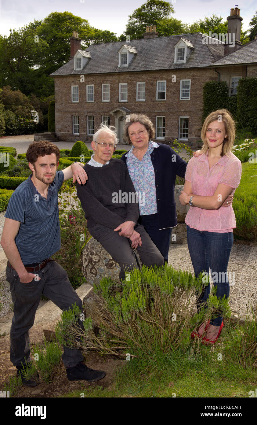 Das Trereife House, Penzance, Cornwall, mit Inhaber Tim & liz Le Grice mit Kindern Georgina (rosa Top) und Peter. Stockfoto