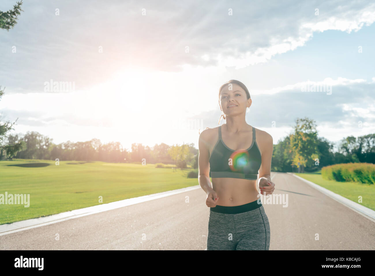 Lächelnde Frau im Park Stockfoto