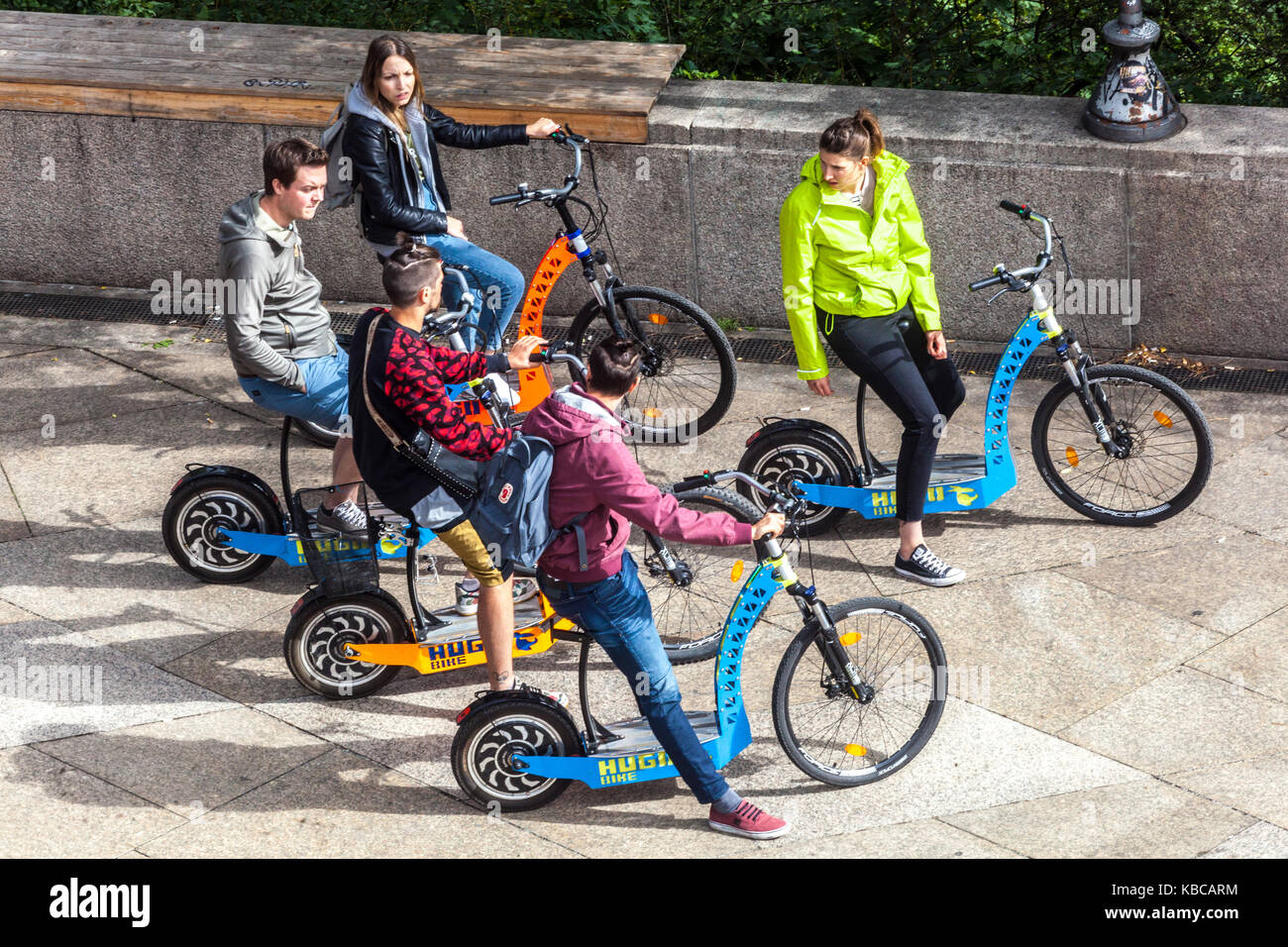 Menschen auf einem Elektroroller, Prag Touristen Tschechische Republik Tourismus Freizeit Millennials Lifestyle Menschen Tour Stockfoto