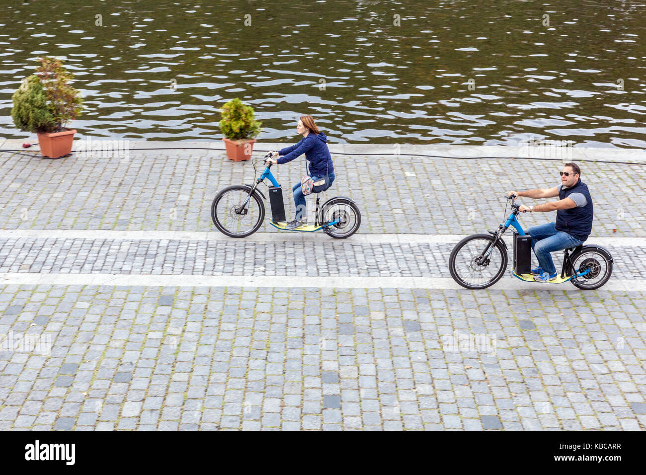 Touristen auf einem Elektroroller, Prag, Tschechische Republik Stockfoto