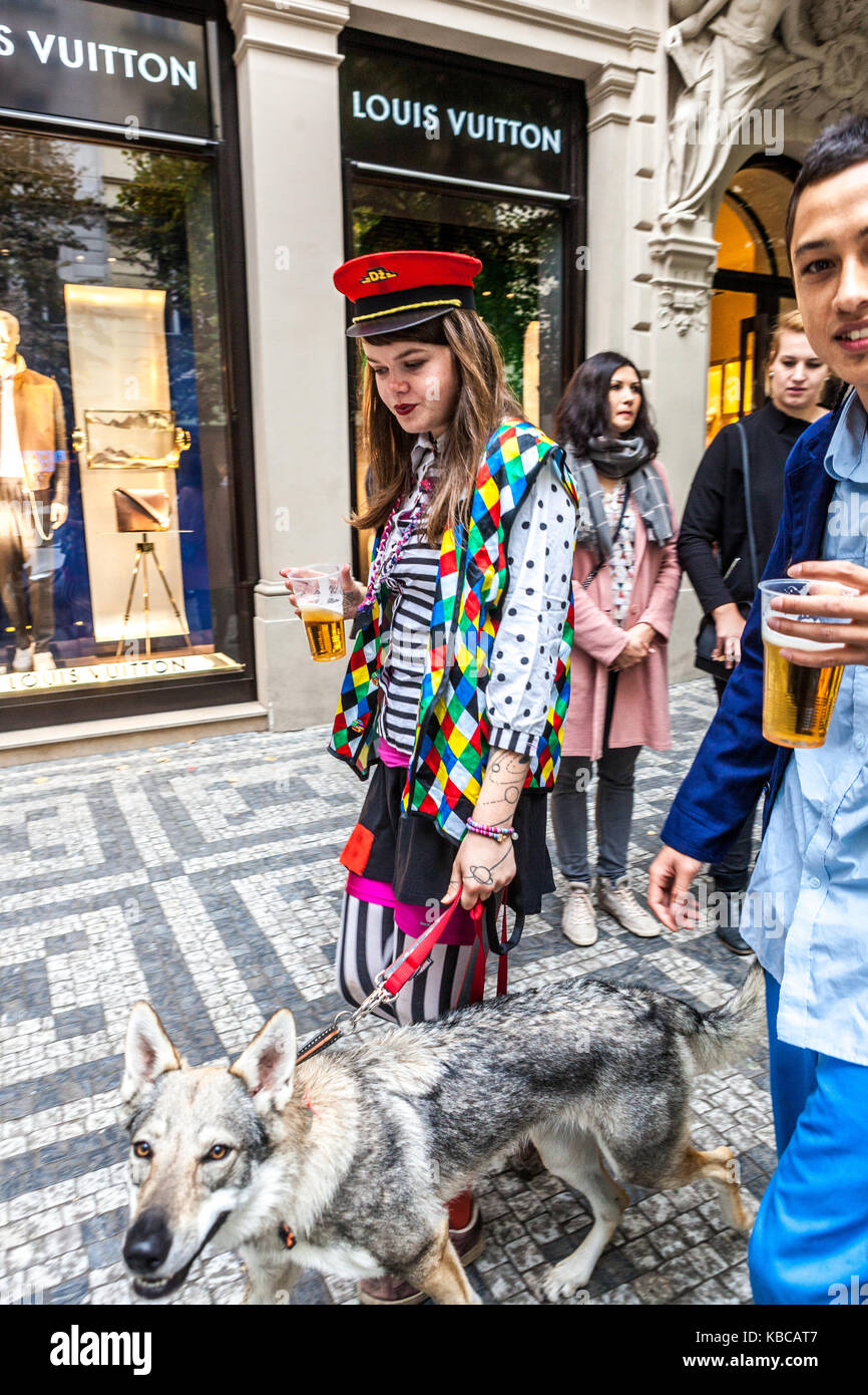 Parizska Straße, Prag Shop Tschechische Republik Touristen mit Hund vor dem Louis Vuitton Geschäft Stockfoto