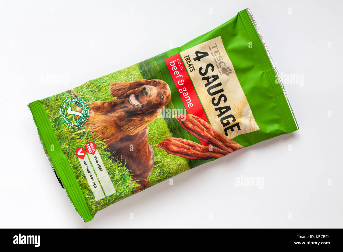 Paket von Tesco 4 Wurst behandelt, die reich an Rind & Spiel für Hunde auf weißem Hintergrund Stockfoto