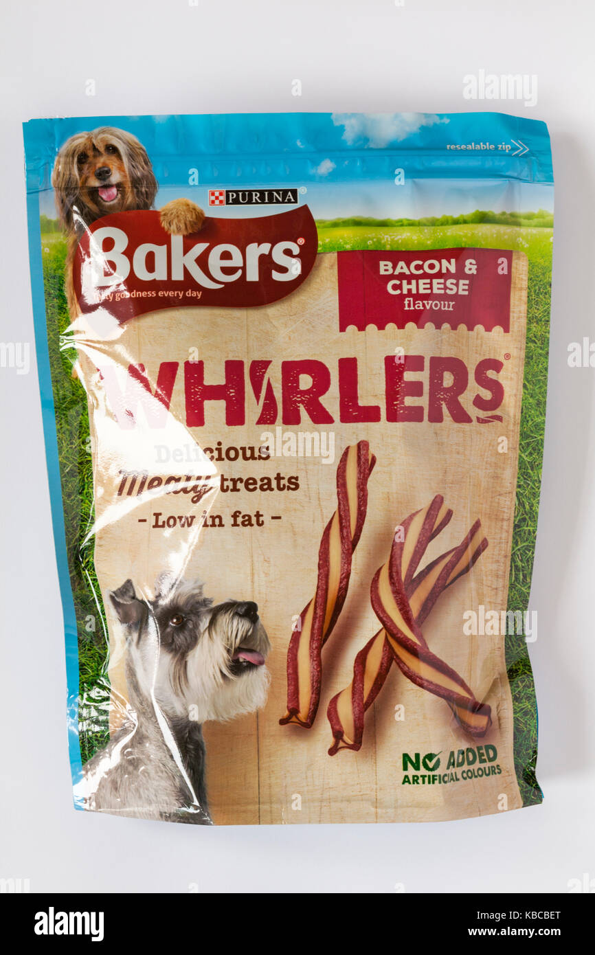 Paket der Bäcker whirlers köstlich fleischig im fetten Speck und Käse Geschmack behandelt isolierten niedrig auf weißem Hintergrund Stockfoto