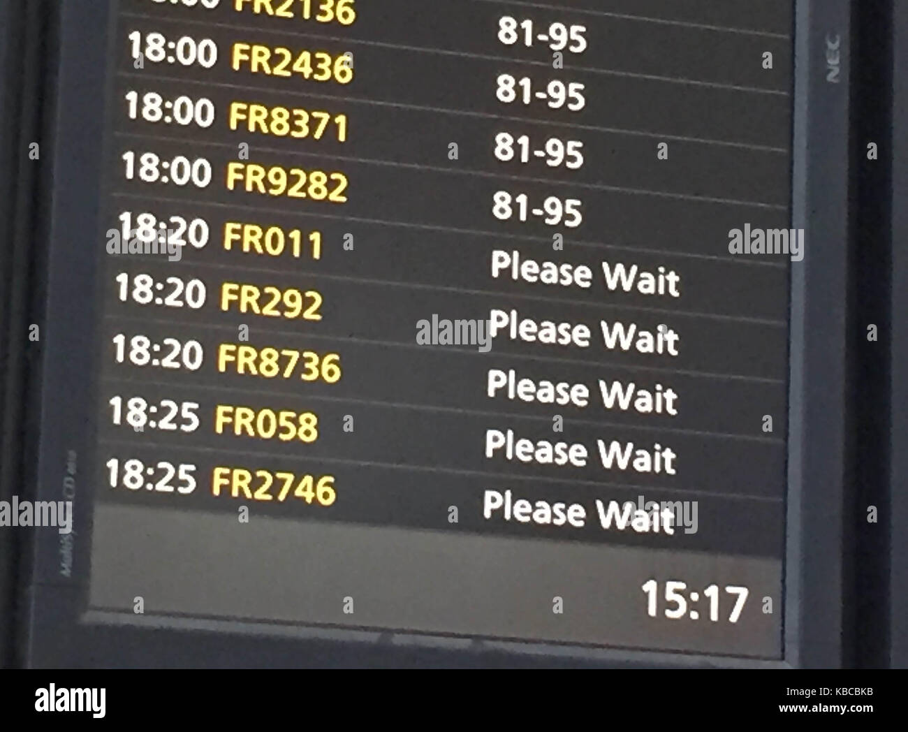 Ein Flight Information Display, mit Ryanair Flüge codierte 'FR' am Flughafen London Stansted, Essex. Ryanair hat wurde die von der Luftfahrt Regler nicht zu reagieren, um Ihre Anfrage zu besprechen, wie es die Behandlung von Fluggästen, deren Flüge annulliert werden müssen. Stockfoto