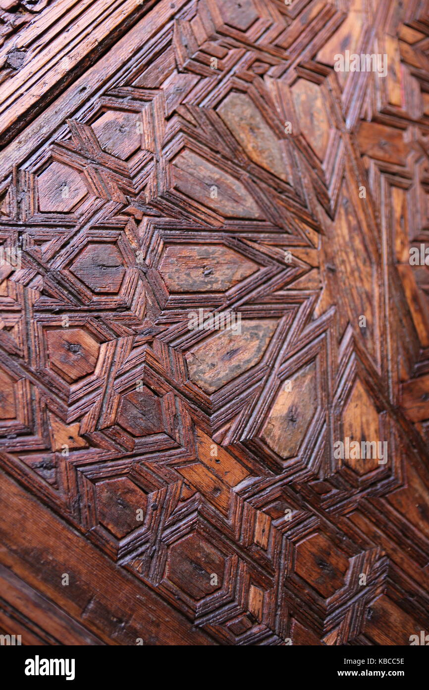 Türe in Marokko mit Intarsien aus Holz-Tür in Marokko mit Intarsien aus Holz Stockfoto