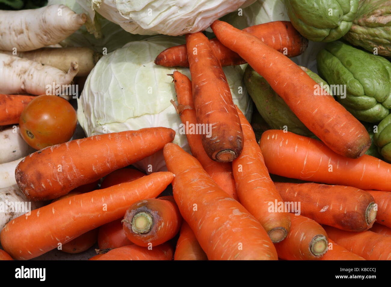 Gemüse und Karotten in einem Marktstand Stockfoto