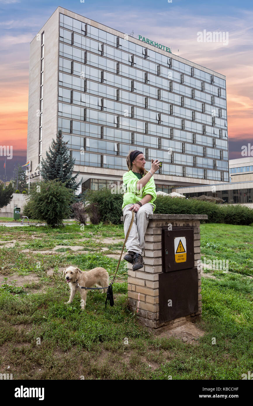 Junger Mann mit Hund vor dem Parkhotel in Bubenec, Holesovice, Prag, Mann und Hund allein Stockfoto