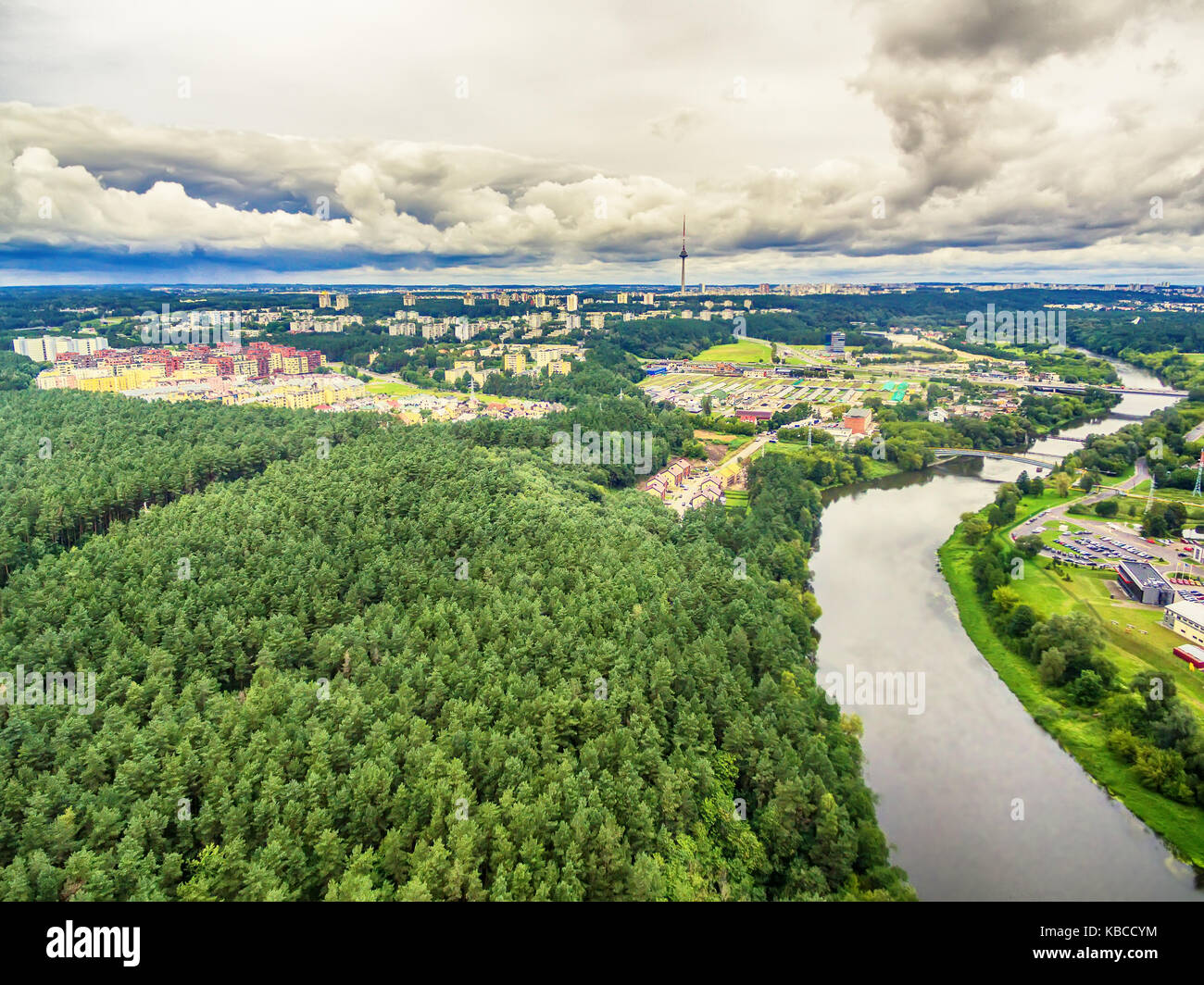 Vilnius, Litauen Antenne UAV Blick von oben auf die Neris und Park in