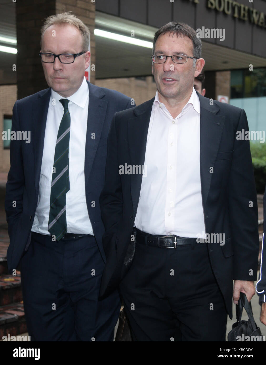 Ehemaliger Geschäftsführer von Tesco UK Christopher Busch (rechts) Blätter Southwark Crown Court in London, wo er mit einer Anzahl der Betrug durch Missbrauch der Position geladen ist und eine Anzahl von bilanzfälschung. Stockfoto