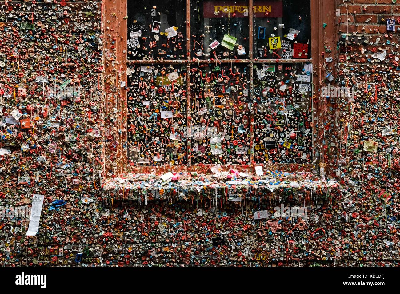 Der Gummi an der Wand, die Wand verwendet in Kaugummi bedeckt, in einer Gasse in der Innenstadt von Seattle, Washington, USA. Stockfoto