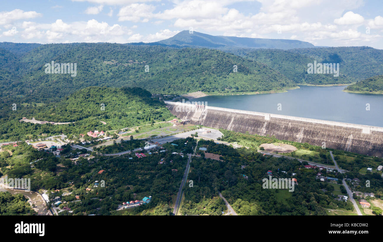 Luftaufnahme von drohne von Khun Dan Prakan Chon Dam und Landnutzung in Nakonnarok Provinz Thailand, größte und längste roller compacted Beton d Stockfoto