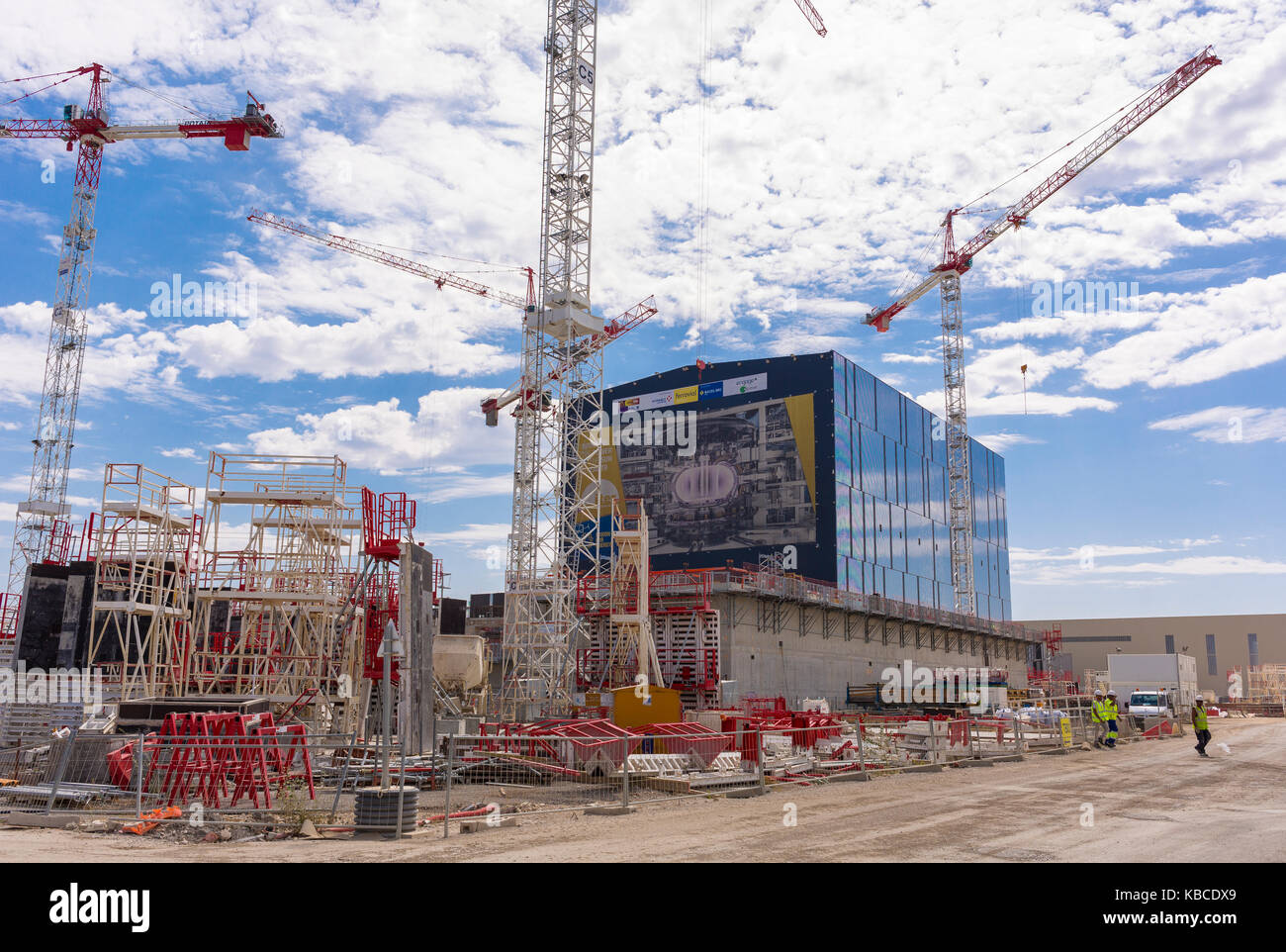 PROVENCE, Frankreich - ITER Montagegebäude und Baukräne, Internationale Fusionsenergie Organisation. Stockfoto