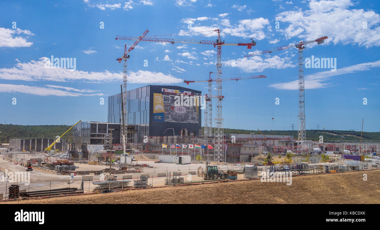 PROVENCE, Frankreich - ITER Montagegebäude und Baukräne, Internationale Fusionsenergie Organisation. Stockfoto