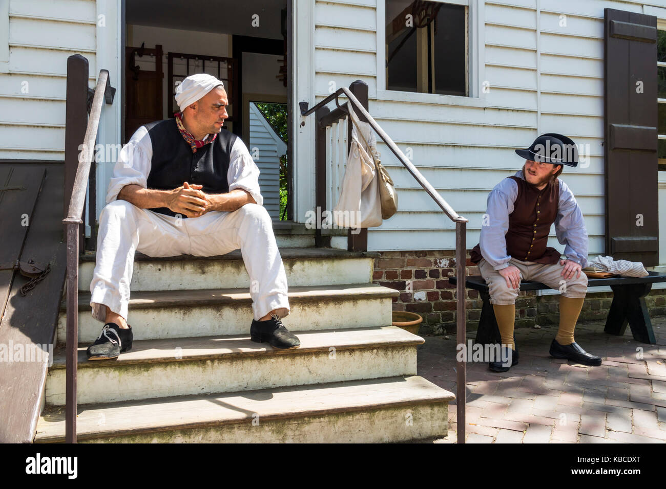 Colonial Williamsburg, Virginia, Duke of Gloucester Street, lebendes Geschichtsmuseum, Amerika aus dem 18. Jahrhundert, Neugestaltung, Reenactor, Kostüm, Mann, Männer, VA17052 Stockfoto