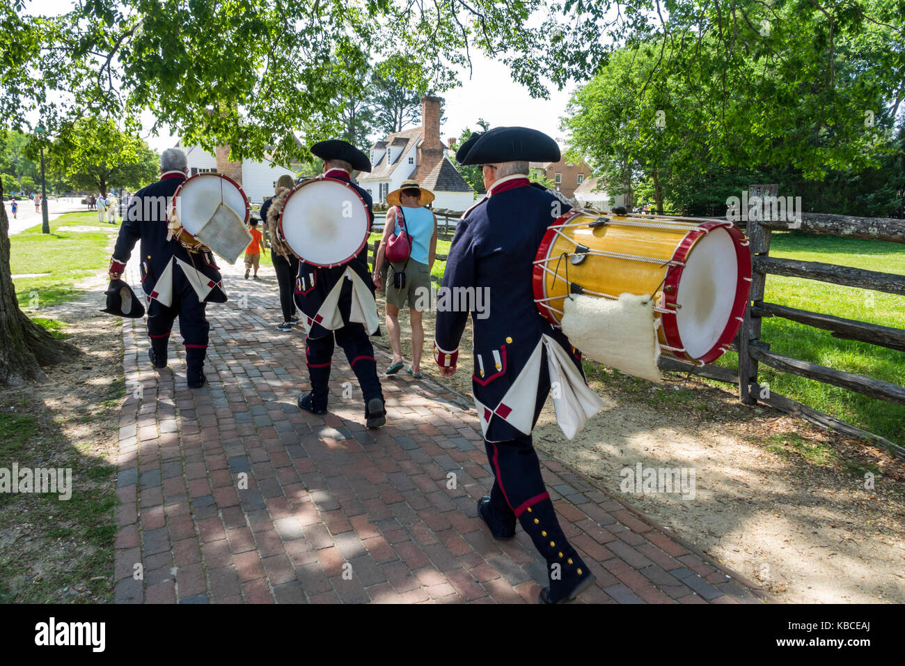 Colonial Williamsburg Virginia, Duke of Gloucester Street, lebendes Geschichtsmuseum, Amerika aus dem 18. Jahrhundert, Neugestaltung, Reenactor, Kostüm, Uniform, Militärverbot Stockfoto