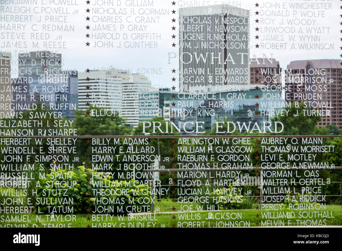 Richmond Virginia, Virginia war Memorial, Schrein der Erinnerung, Denkmal, gefallene Soldaten, Namen, Glasgravur, Skyline der Stadt, VA170521118 Stockfoto