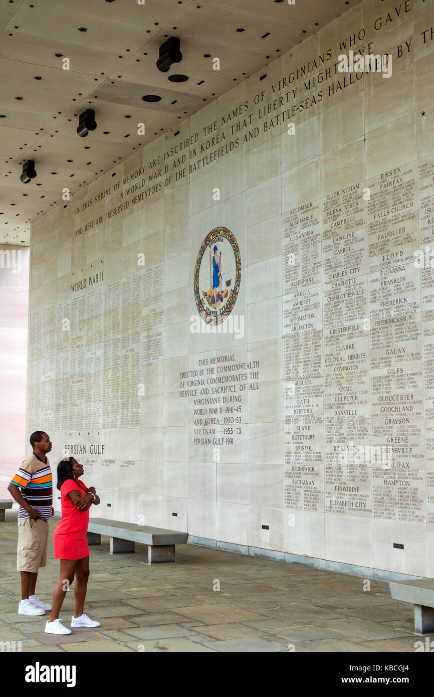 Richmond Virginia, Virginia war Memorial, Schrein der Erinnerung, Denkmal, gefallene Soldaten, Namen, Gravur, schwarzer Mann Männer männlich, Frau weibliche Frauen, Paar, suchen Stockfoto