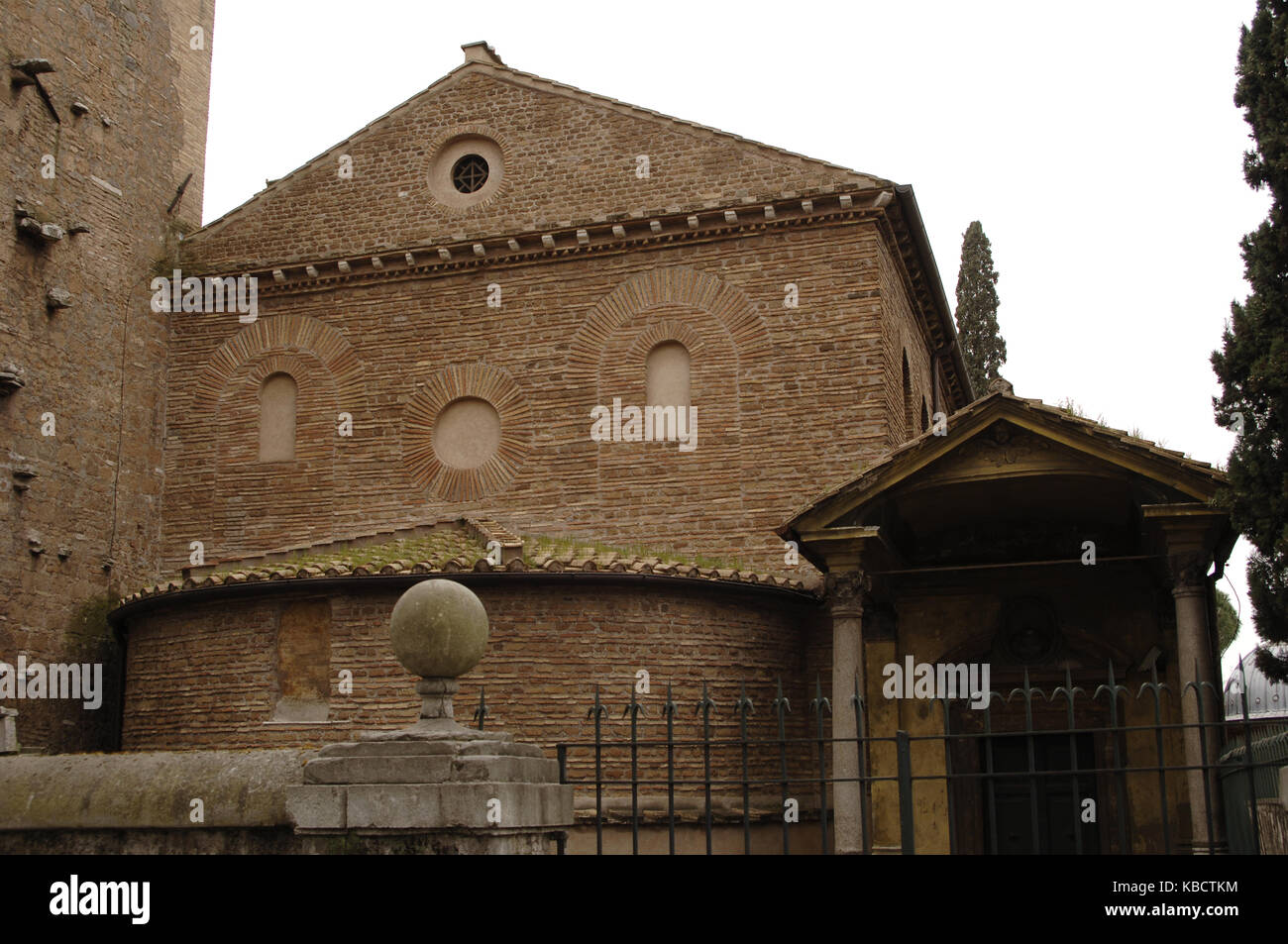 Italien. Rom. Kirche St. Agnes außerhalb der Mauern. Das derzeitige Gebäude wieder aufgebaut von Papst Honorius I, 7. Exterieur. Stockfoto
