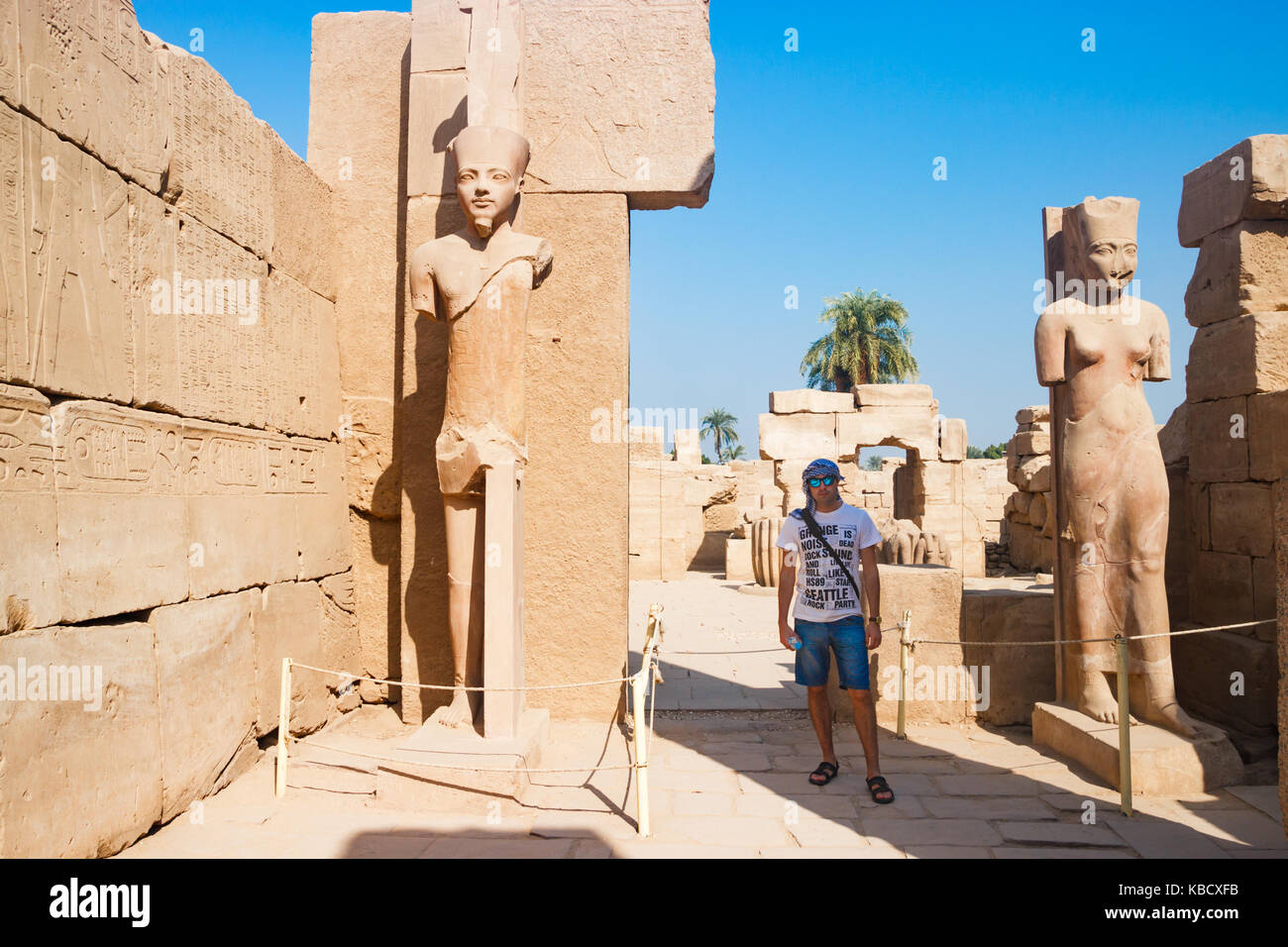 Bewundern Sie die Statuen in der Nähe der berühmten antiken Tempel in Luxor, Ägypten Stockfoto