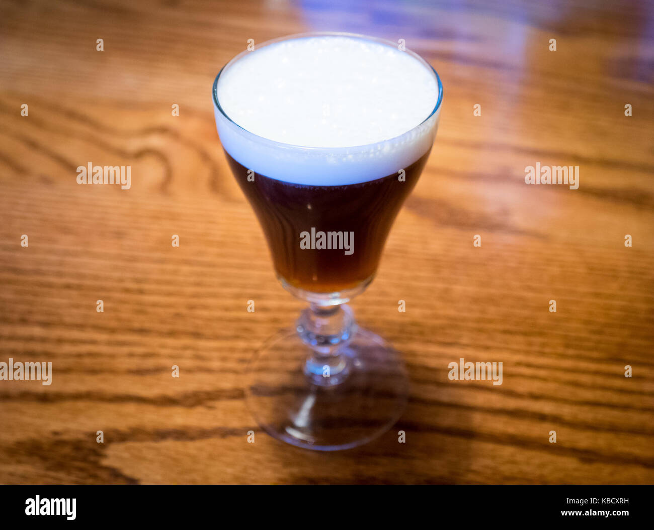 Ein irischer Kaffee von der Buena Vista Café in San Francisco. Die Buena Vista ist mit der Einführung von Irish Coffee in die Vereinigten Staaten 1952 gutgeschrieben. Stockfoto