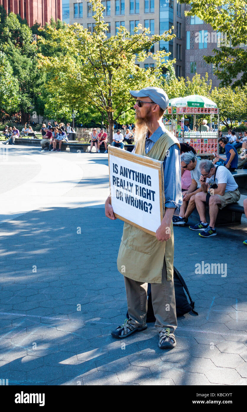 Bärtige zeichen Inhaber versucht, einen Punkt über das Leben in den Washington Square Park in New York City zu machen Stockfoto
