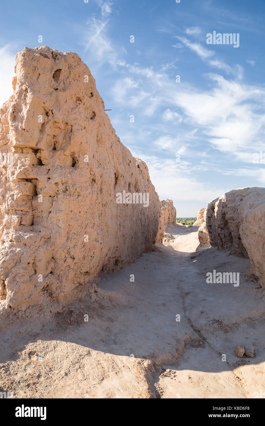 Ruinen der Festung Kyzyl-Kala des alten Choresm in der kyzylkum Wüste. Usbekistan Stockfoto