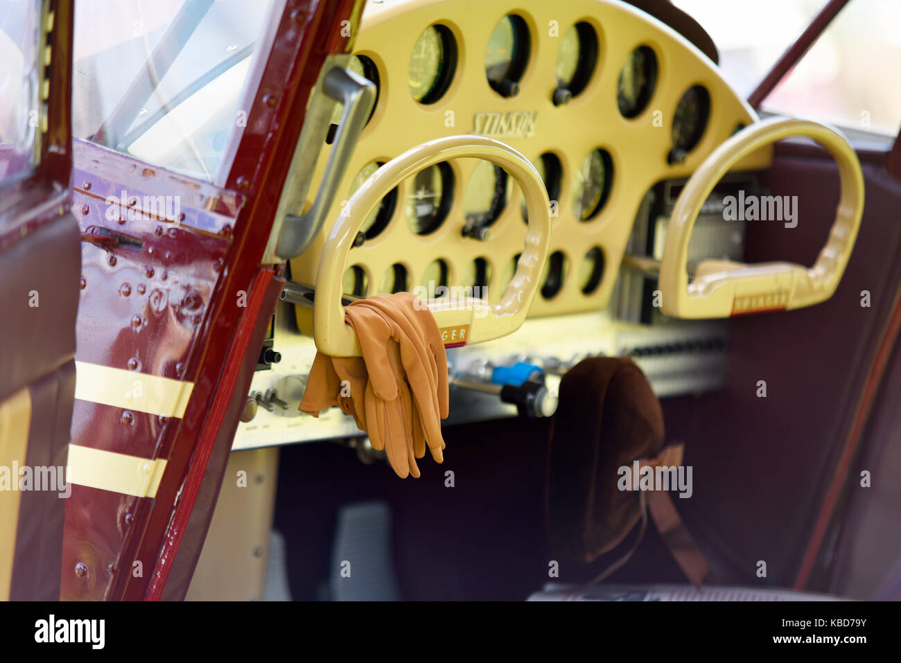 Cockpit von Stinson 108-3 Fliegende Kombi G-WAGNA von Susan Ellcome in Goodwood Revival 2017 besessen. Damen Handschuhe auf dem Rad Gabel Stockfoto