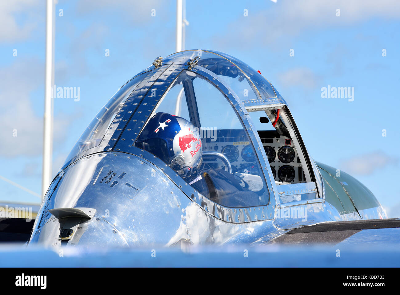 Cockpit- und Knochenkuppelhelm des Red Bull sponserten Flying Bulls Lockheed P-38 Lightning Jagdflugzeugs Stockfoto