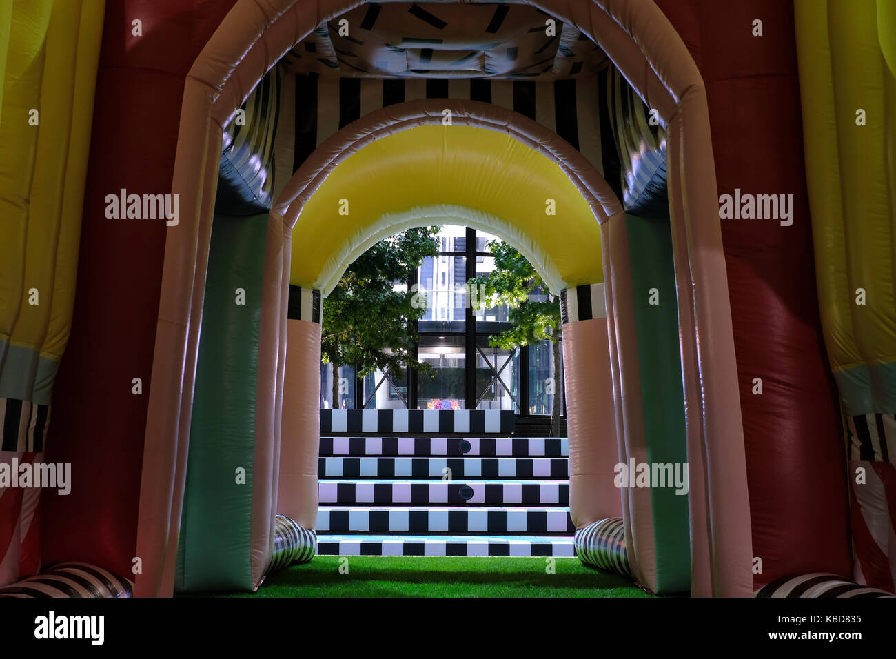 Exchange Square, Broadgate, London, in der Nacht während der London Design Festival, September 2017 fotografiert, anzeigen Villa Walala desby Camille Walala Stockfoto