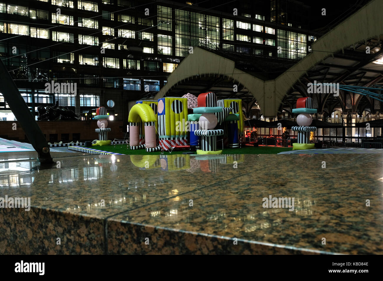 Exchange Square, Broadgate, London, in der Nacht während der London Design Festival, September 2017 fotografiert, anzeigen Villa Walala desby Camille Walala Stockfoto