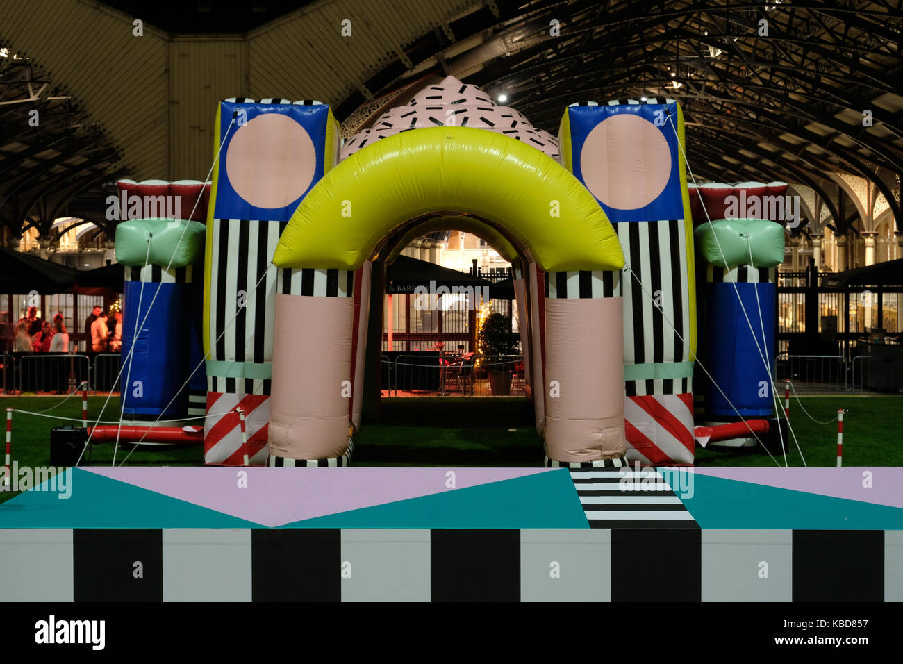 Exchange Square, Broadgate, London, in der Nacht während der London Design Festival, September 2017 fotografiert, anzeigen Villa Walala desby Camille Walala Stockfoto