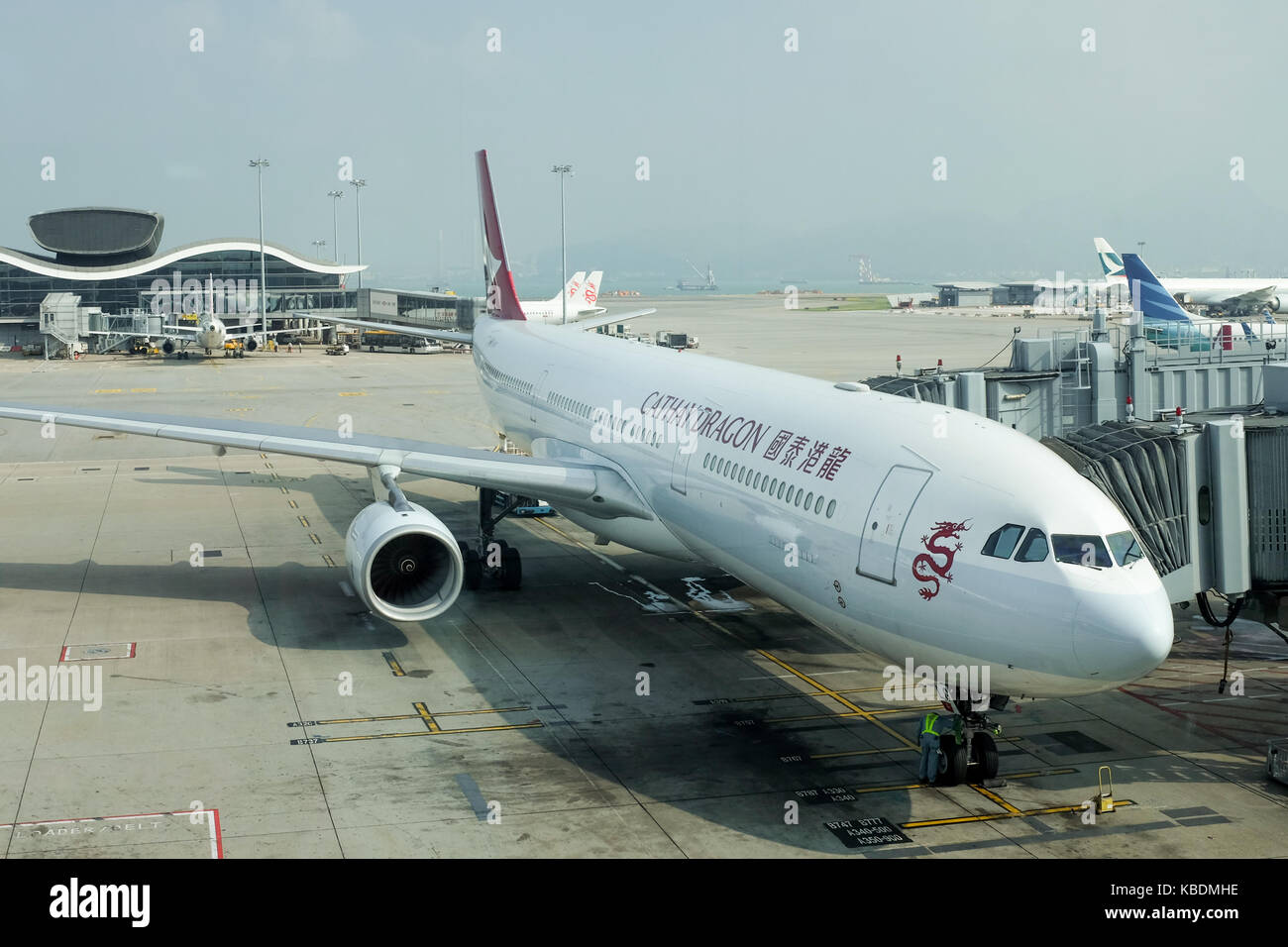 Ein cathay Dragon Passagiermaschine auf dem Asphalt. Stockfoto