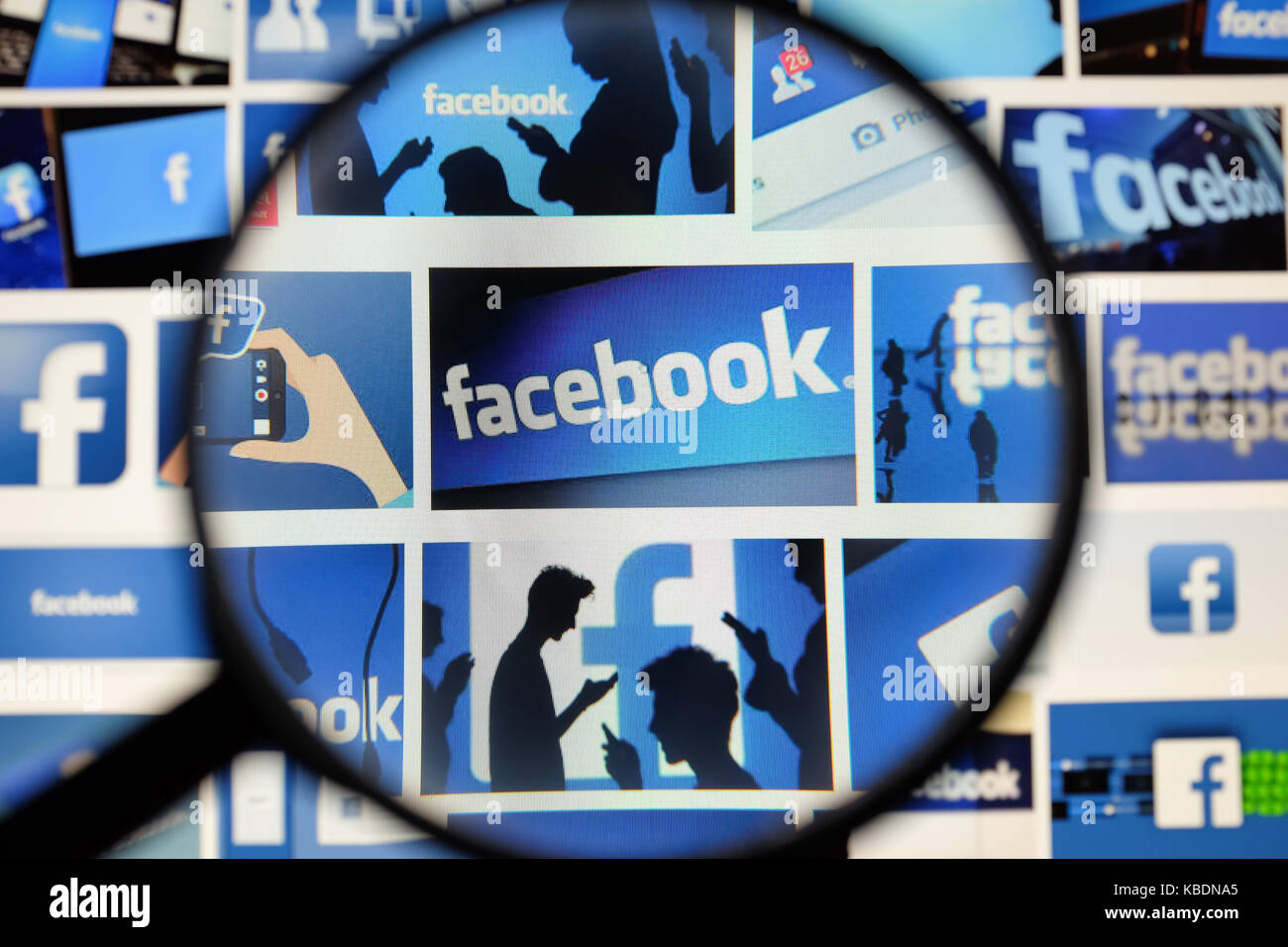 Eine Lupe über Facebook Logos. Stockfoto