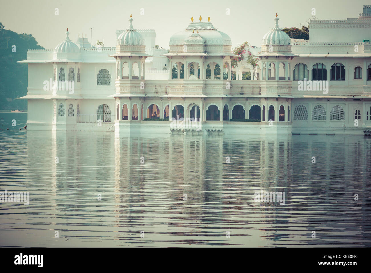 Taj Lake Palace auf dem Pichola-see in Udaipur, Rajasthan, Indien. Stockfoto