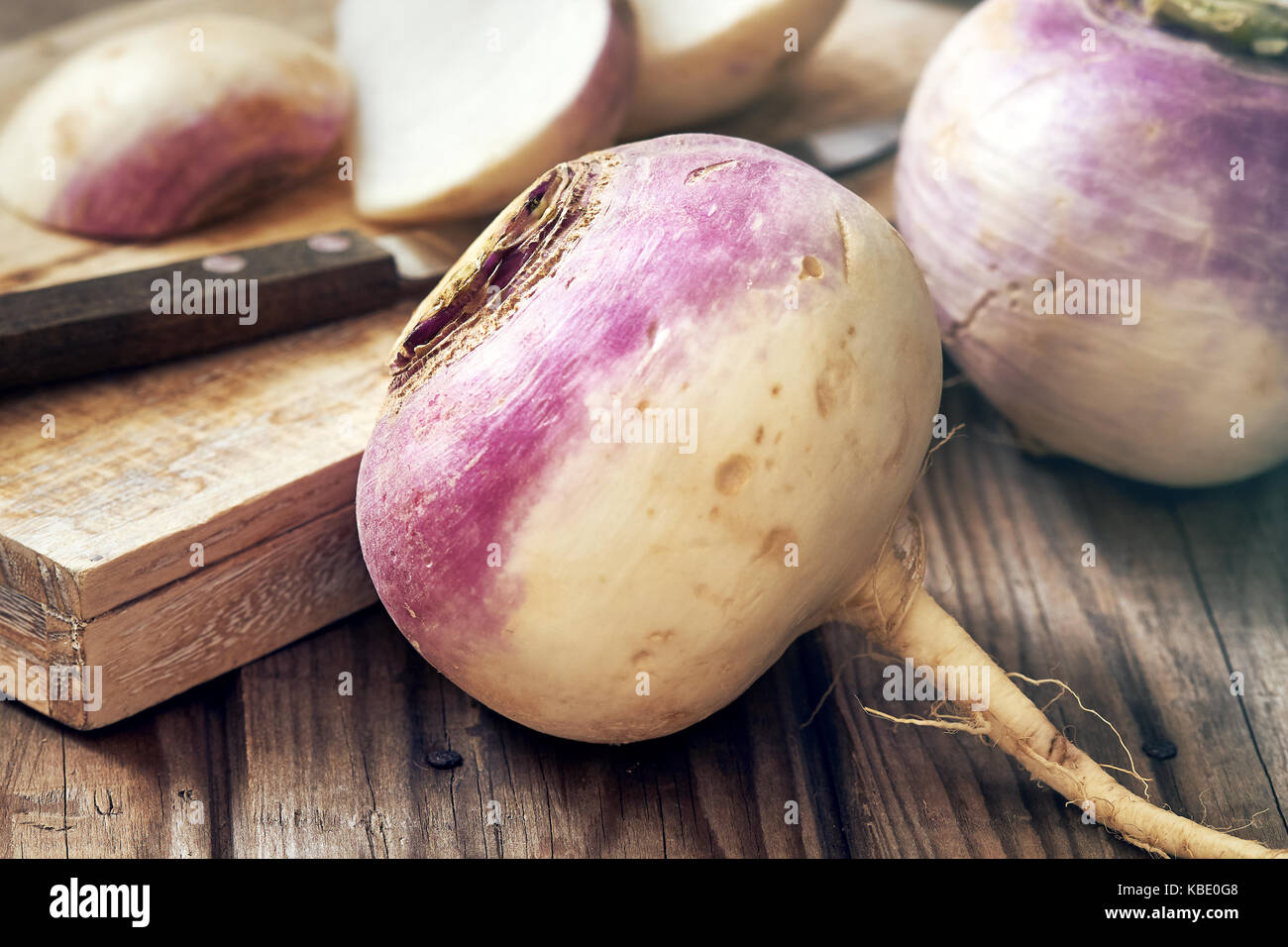 Nahaufnahme von organischen Rüben auf rustikalen hölzernen Hintergrund Stockfoto